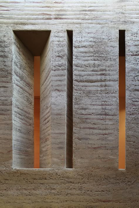 Earth Architecture, Earth Texture, Rammed Earth Homes, Rammed Earth Wall, Earth Design, Rammed Earth, Earth Homes, Modern Architecture House, Window Styles