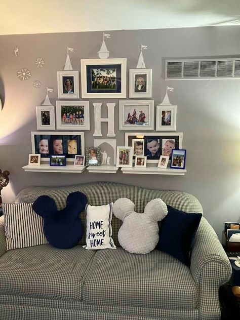 Disney Guest Room Ideas, Disney Inspired Living Room, Disney Themed Living Room, Disney Living Room Ideas, Disney Living Room Decor, Disney Home Decor Subtle, Disney Office Ideas, Disney Living Room, Disney House Decor