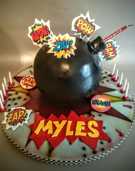 A chocolate sphere cake covered in sugarpaste (black massa) spayed with a glaze with edible printed bubble speach. And a airbrushed cake board Car Shaped Cake, Smash Chocolate, Dipped Strawberries Recipe, Chocolate Sphere, Sphere Cake, Chocolate Hearts Candy, Chocolate Piñata, Piñata Cake, Bomb Cake