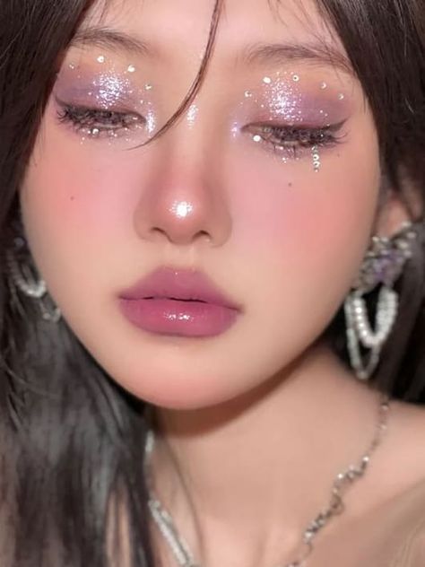 glitter eyeshadow look: soft lavender Interesting Makeup Ideas, Concert Eye Makeup, Photo Shoot Makeup Ideas, Glitz And Glam Makeup, Fairy Core Makeup, Disco Makeup, Bts Makeup, Maquillage On Fleek, Concert Makeup