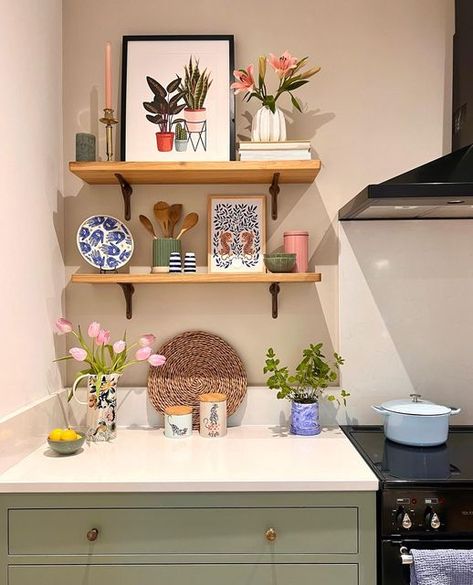 Colorful Eclectic Kitchen, Colorful Eclectic, Colorful Kitchen Decor, Kitchen Shelf Decor, Have A Great Friday, Eclectic Kitchen, Apartment Aesthetic, Room Deco, Who Am I