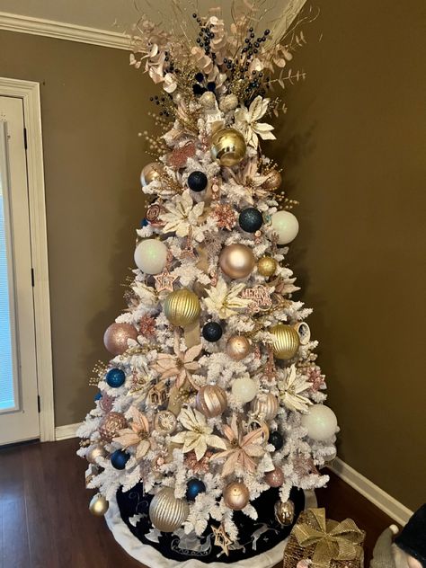 Navy Blue Pink And Gold Christmas Tree, Pink And Navy Blue Christmas Tree, Navy And Pink Christmas Tree, Navy Blue Christmas Tree, Viva Magenta Color, Navy Blue Christmas, Glam Christmas Tree, Christmas Tree Inspo, Color Terracota