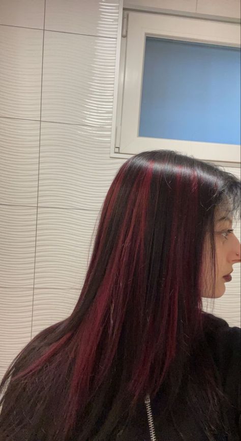 Red Hair Streaks, Red Highlights In Brown Hair, Wine Hair Color, Red Hair With Highlights, Black Red Hair, Wine Red Hair, Hair Color Underneath, Wine Hair, Red Hair Inspo