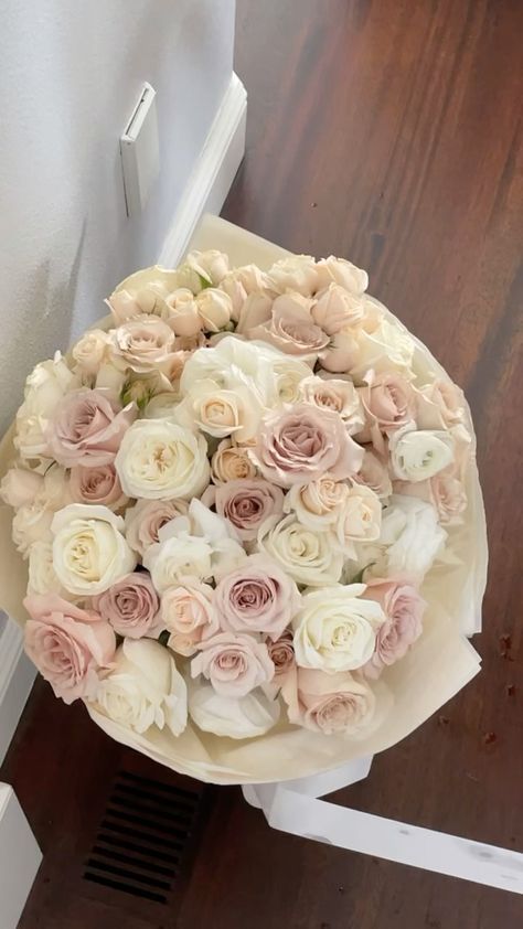 Beige Flower Bouquet, Cute Bouquet Flowers, Wedding Bouquet Roses, December Flowers, White Roses Bouquet, Pink Birthday Decorations, Beige Roses, Flower Bouquet Ideas, Flowers Bouquet Wedding