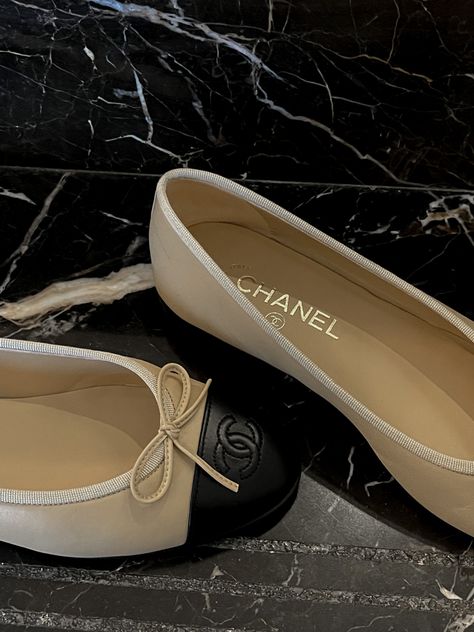 Chanel Street Style, Beige Ballet Flats, Chanel Ballerina, Leather Ballet Shoes, Chanel Flats, Ballroom Shoes, Ballerina Shoes Flats, Shopping Chanel, Chanel Black