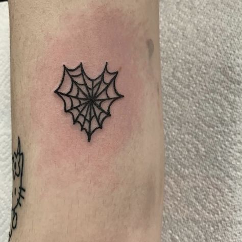 Tattoo Ideas Small Hand, Heart Cobweb, Heart Tattoo Aesthetic, Gotik Tattoo, Y2k Tattoo, Spiderman Tattoo, Halloween Heart, Grunge Tattoo, Web Tattoo