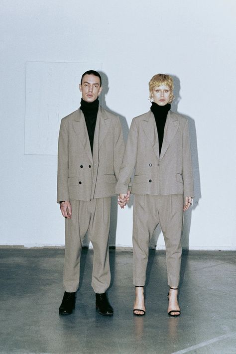 Genderless Fashion Editorial, Gender Neutral Fashion Editorial, Gender Neutral Photoshoot, Gender Free Fashion, Gender Less Fashion, Degendering Fashion, Gender Fluid Clothes, Gender Fluid Fashion Women, Unisex Outfits Gender Neutral