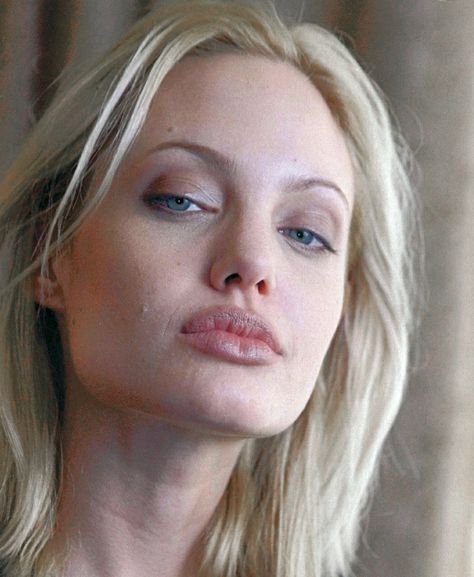 Angelina Jolie Blonde, Darker Makeup, Blond Aesthetic, Angelina Jolie Lips, Angelina Jolie Young, Angelina Jolie Hair, Angelina Jolie Makeup, Cool Mom Style, Fashion Style Photography