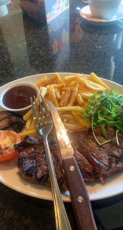 Steak and chips #food #steak #foodporn #foodphotography #restaurant #foodblogger #tasty #meat #foodlover Pie And Chips, Steak Lunch, Chips Food, Steak And Chips, Steak Pie, Food Steak, Tasty Meat, New Photo Download, Steak Dinner