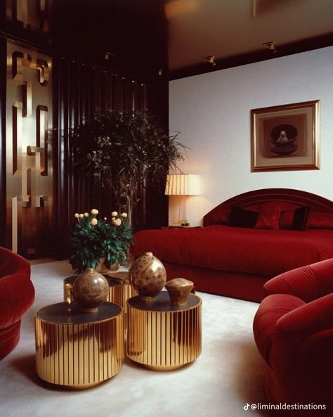 Retro Glam Interior Design, White And Red Living Room, 80s Living Room Aesthetic, Interior Inspo Living Room, Old Hollywood Interior Design, 80s Home Aesthetic, Old Hollywood Living Room, Hollywood Living Room, 80s Home Decor