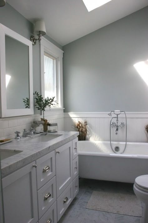 Makeover Kamar Mandi, White Bathroom Rug, Grey Bathrooms Designs, Fixer Upper Bathroom, Wainscoting Bathroom, Gray And White Bathroom, White Wainscoting, Wallpaper Summer, Bathroom Photos