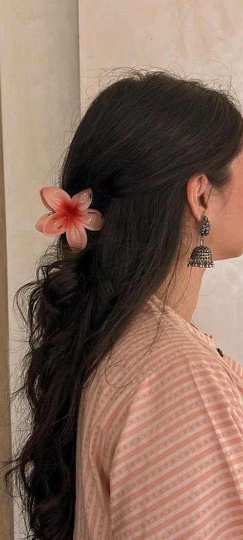 Navicore Aesthetic, Hairstyle Traditional Indian, Desi Hair Accessories, Desi Pose Ideas, Indian Hair Aesthetic, Desi Hairstyles For Long Hair, Small Hair Hairstyles, Desi Picture Poses, South Asian Hair