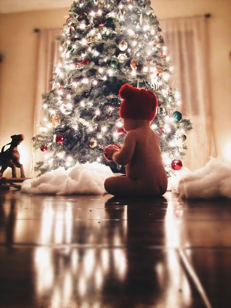 Baby in front of the Christmas tree photo idea. Christmas baby photo. Camera settings: ISO-3200, f/s- 3.4, shutter speed- 1/100 Christmas Light Photography, Baby Christmas Photography, Christmas Tree Photography, Christmas Baby Pictures, Christmas Tree Pictures, Baby Christmas Photos, Christmas Photo Ideas, Xmas Photos, Best Christmas Lights