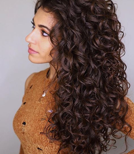 Ayesha Malik, Beautiful Curls, Curly Hair Inspiration, Curly Hair With Bangs, Short Curly Hair, Long Curly Hair, Long Curly, Curly Hair Styles Naturally, Naturally Curly