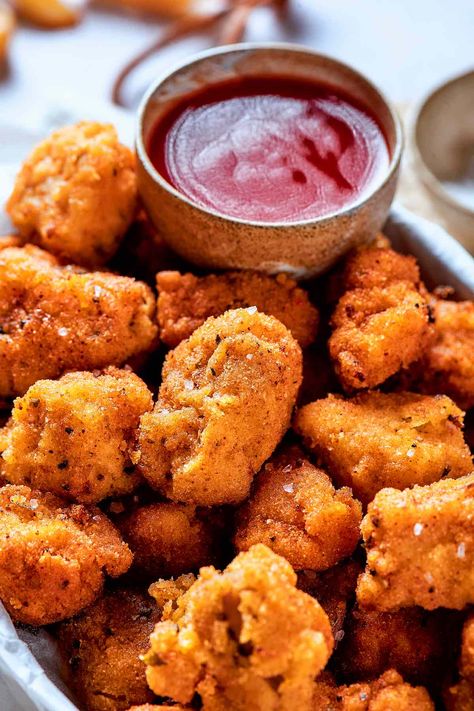 KFC popcorn chicken. Kfc Popcorn Chicken Recipe, Homemade Popcorn Chicken, Kfc Popcorn Chicken, Vegan Snacks Healthy, Kfc Food, Wing Recipes Baked, Whole30 Snacks, Kfc Chicken Recipe, Popcorn Chicken Recipe