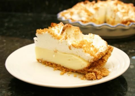 A graham cracker pie with vanilla filling and meringue or whipped cream topping. Graham cracker pie recipe, an old-fashioned favorite. Graham Cracker Cream Pie, Flapper Pie, Lemon Meringue Pie Easy, Graham Cracker Pie, Mary's Kitchen, Cracker Pie, Yummy Pies, Meringue Topping, Homemade Graham Cracker Crust