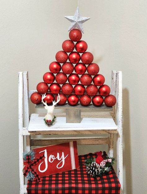 Tree Made Out Of Ornaments, Christmas Ornament Tree On Wood, Diy With Christmas Balls, Diy Ornament Tree Display, Diy Christmas Ornament Tree, Crafts With Ornament Balls, Christmas Tree Made Out Of Ornaments, Christmas Tree Made From Ornaments, Ornament Display Craft Show Diy