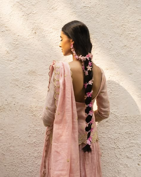 “Being my own kind of beautiful” With @gurshabedi Wearing Valli pink florals 🌸 www.diariesofnomad.com 📷 @nayaaanika #handmadeflowers #flowersinmyhair #handmadehairaccessories #shophandmade #shoplocal Parandi Hairstyle, Indian Photoshoot Ideas, Quirky Hairstyles, Floral Hairstyles, Bride Fashion Illustration, Hair Style On Saree, Traditional Hairstyle, Bridal Hair Buns, Indian Bridal Hairstyles