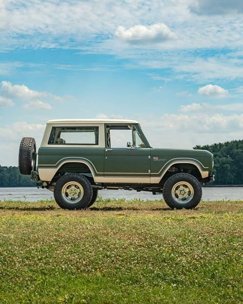 Gateway Bronco on Instagram: "Coyote Edition™ Gateway Bronco in Matte Green with painted Ranger stripes and a Wimbledon White hard top. A bespoke built, one-of-one livery only from Gateway Bronco.  #gatewaybronco #dreamstodriveways #fordbronco #earlybronco #classicbronco #classicford #vintagebronco #classiccars #dreamcar #vintageford" 80s Bronco, Ford Bronco Custom, Bronco Custom, Bronco Car, Vintage Bronco, Wrangler Car, Country Trucks, Classic Bronco, Classic Ford Broncos