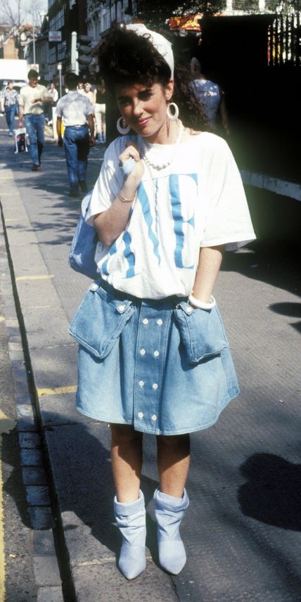 1980s: This oh-so-'80s street style photo (that hair!) showcased the denim skirt with a shorter hem and extra details. Grunge Style Outfits, 1980s Outfits, Style Année 80, Look 80s, 1980s Fashion Trends, 80s Fashion Trends, 80 Fashion, 80s Look, 80’s Fashion