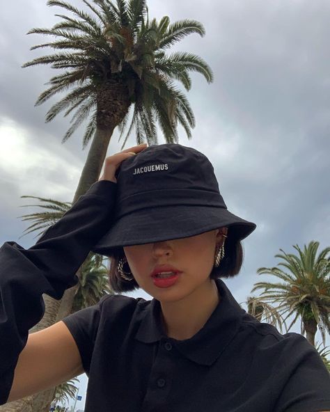 Black Bucket Hat Outfit, Hats With Short Hair, Hat With Short Hair, Hats Short Hair, Hair With Hat, Bucket Hat Outfit, Korean Writing, Fotos Ideas, Classy Girl