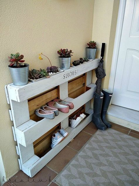 Lovely painted pallet shoe rack with a bit of decorative charm to it [From: Northern Feeling] Shoe Rack Ideas Diy, Rak Sepatu Diy, Diy Shoe Rack Ideas, Shoe Rack Design, Pallet Shoe Rack, Shoe Rack Ideas, Diy Organizers, Shoe Storage Small Space, Storage Shoes