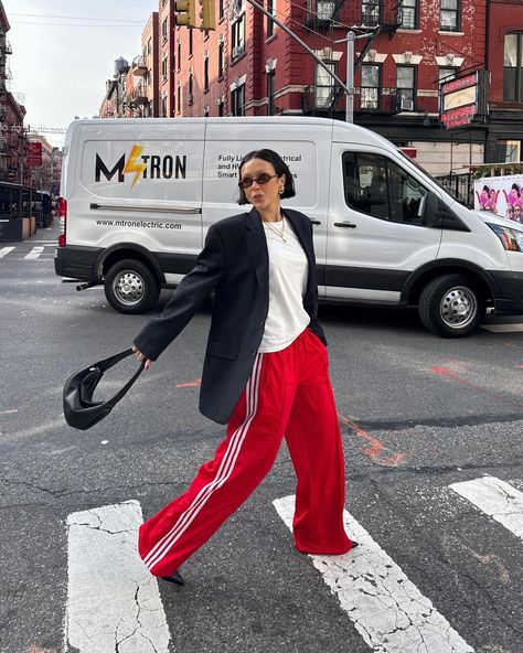 Red Adidas Pants, Adidas Track Pants Outfit, Adidas Pants Outfit, Red Pants Outfit, Looks Adidas, Track Pants Outfit, Adidas Hose, Street Style Outfits Casual, Pants Outfit Fall