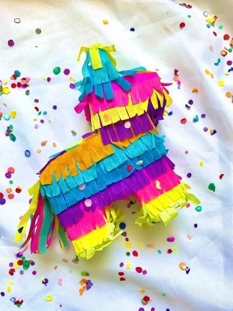 Pinatas Mexicanas, Piniata Ideas, Mexican Piñatas, Halloween Candy Crafts, Mexican Pinata, Mexican Christmas Decorations, Mexican Theme Party Decorations, Mexico Party, Piñata Ideas