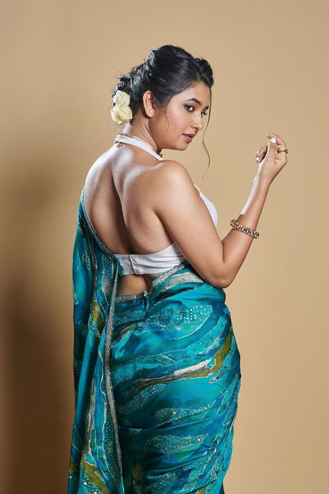 Indian Dressing Style, Prajakta Mali, Back Pose, Saree Women, Marathi Actress, Girls Lipstick, Backless Blouse Designs, New Blouse Designs, Bollywood Outfits