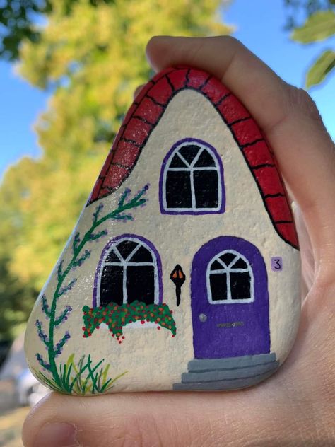 House Painted Rocks Ideas, Rock House Painting, Rock Painting Fairy House, Rock Painting Houses Ideas, Painted Fairy Rocks, House Rock Painting Ideas, Painting Ideas Rocks, Rock Painting Inspiration, Farie Houses