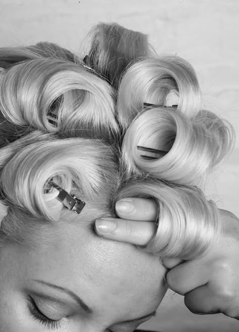 easy way to curl hair with damp hair wrap hair like so and pin then blow dry or sleep in it,try. :) Wedding Hairstyles Short Hair, Cabelo Pin Up, Vintage Hairstyle, Makeup Tip, Hairstyle Wedding, Hairstyles For, Pin Up Hair, Pin Curls, Retro Hairstyles