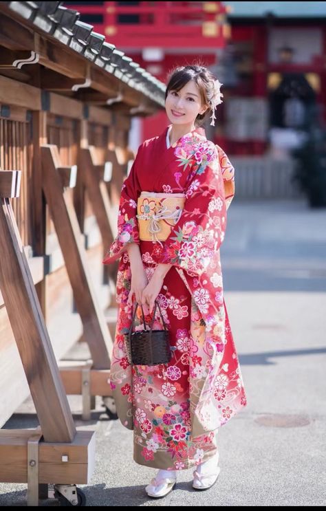 Japanese Yukata Women, Traditional Japanese Clothing Woman, Costume Photoshoot Ideas, Kimono Pose, Kimono Poses, Woman In Kimono, Yukata Women, Kimono Aesthetic, Costume Photoshoot