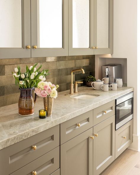 Artistic Tile on Instagram: “The subtle gold patterning in this Naica Quartzite countertop complements the warm metallic finish of a Lumina backsplash in this wet bar…” Limestone Countertops Kitchen, Taj Mahal Quartzite Countertops, Tiny Dining Rooms, Cabinet Faces, House Renovation Projects, Quartzite Countertops, Artistic Tile, Tile Showroom, Kitchen Inspiration Design