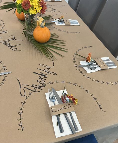 Easy Table Cloth Ideas, Thanksgiving Table Diy Decor, Friendsgiving Dinner Table Decorations, Cute Thanksgiving Table Decor, Craft Paper Table Setting, Friendsgiving Place Setting, Thanksgiving 2023 Decor, Thanksgiving Day Table Decor, Fall Table Cloth Ideas