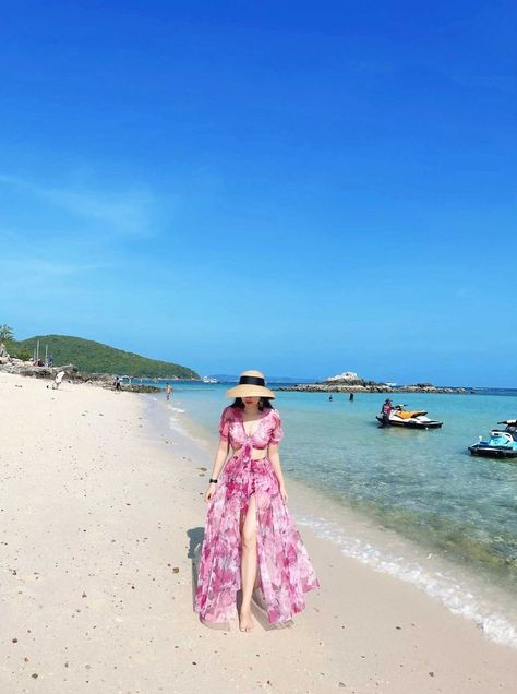 Dresses To Wear At Beach, Honeymoon Outfits Women, Beaches Outfit Women, Dresses For Bali Trip, Ootd Pantai Dress, Sea Dress The Beach, Varkala Photography, Dress For Beach Vacation Outfit Ideas, Bali Outfits Ideas