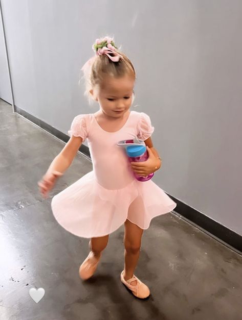 Grumpy And Sunshine, Girl Mom Aesthetic, Old Money Family, Ballet Mom, Toddler Girl Ballet, Toddler Ballet, Expensive Wedding, Skirt Dance, Toddler Dance