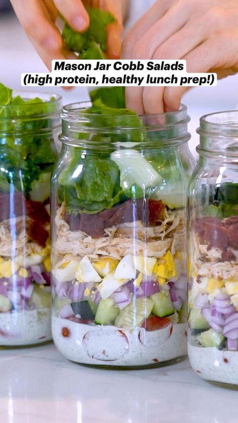 These protein packed mason jar cobb salads are great to work into your healthy lunch meal prep routine. Healthy salad recipes. High protein meals. Healthy lunch ideas. #HealthyFoodRecipes Easy Healthy Lunch Meal Prep, Salad Recipes High Protein, Jar Lunch Ideas, Protein Meals Healthy, Healthy Lunch Prep, Mason Jar Meal Prep, Mason Jar Lunch, Lunch Meal Prep Ideas, Salad Jar Recipe