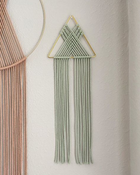 Nursery Projects, Art Macramé, Modern Macrame Wall Hanging, Keychain Macrame, Simple Macrame, Macrame Home, Macrame Home Decor, Makramee Diy, Triangle Wall