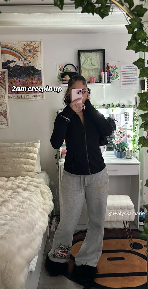 Chill Monday Outfits, Very Simple Outfits For School, Blue Nike Track Pants Outfit, Effortless Cute Outfits, Black Straight Sweatpants Outfit, Black Joggers Winter Outfit, Gray Flare Sweatpants Outfit, Chill Outfits For School Black Women, Baggy Leggings Outfit