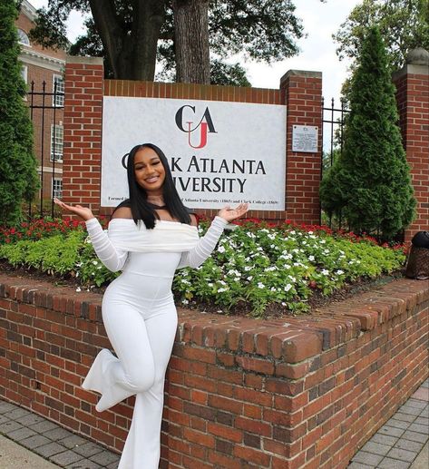 White Graduation Outfits Black Women, Graduation Party Outfits Black Women, Awards Ceremony Outfit School, White Graduation Pictures, Family Graduation Outfit Ideas, Cady Studios Senior Pictures Outfits, Graduation Dress Black Women High School, College Fdoc Outfit, College Graduation Dress Black Women