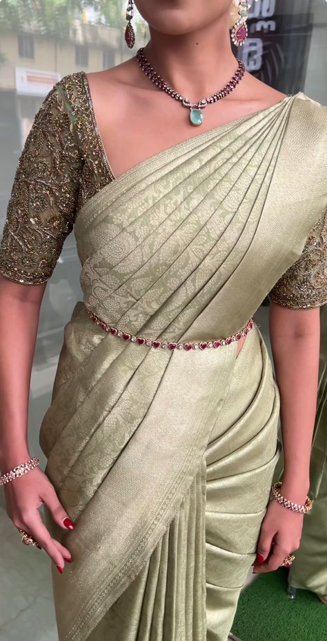 Reception Saree For Bride South Indian, Simple Saree For Engagement, South Indian Bride Half Saree, Silk Saree Look For Wedding Party, Reception Silk Saree For Bride, Traditional South Indian Bridal Look, Engagement Saree Engagement Saree Indian, Simple Traditional Saree Look, Leghana Design For Reception