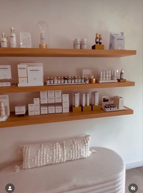 Spa Boutique Ideas, Med Spa Aesthetic Decor, Small Esthetician Room Ideas, Esthetician Salon, Day Spa Decor, Spa Room Ideas Estheticians, Skin Room, Spa Room Ideas, Massage Room Decor