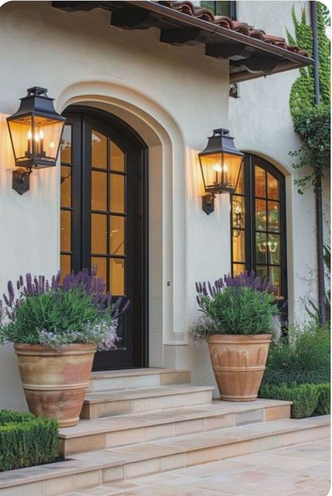 Hanging Planter Ideas, Casa Country, Tuscan House, Spanish Style Home, Casa Vintage, Spanish Style Homes, Hacienda Style, Vertical Gardens, Casa Exterior