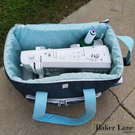 Pattern Hack: How to Make the Sewing Machine Travel Bag Longer - Sew Sweetness Diy Bag Patterns, Sewing Machine Bag, Katie Baker, Sewing Machine Cover Pattern, Sew Sweetness, Pattern Hack, Sewing Machine Cover, Bag Pattern Free, Small Sewing Projects