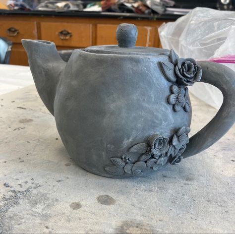 Ceramic Teapot Set Ideas, Pottery Wheel Teapot, Ceramic Teapot Design, Ceramics Teapot Ideas, Tea Pot Clay, Teapot Ceramic Ideas, Ceramic Teapots Handbuilt, Weird Ceramics, Teapot Clay