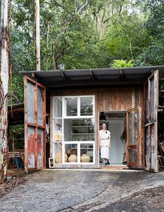 Cedar Cabin, Minimalist Dekor, Tiny Cabins, Tiny House Cabin, Minimalist Furniture, Shipping Containers, Small Houses, Tiny House Design, Cabins In The Woods