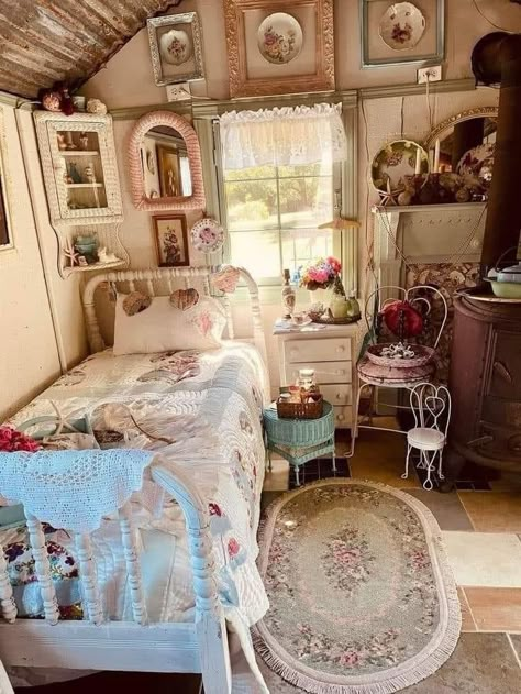 Romantic Minimalist Bedroom, French Cottage Core Bedroom, Grandma Core Room, Grandma Room Aesthetic, Grandma Bedroom, Fresh Home Decor, Fresh Bedroom, Shabby Chic Room, Pretty Bedroom