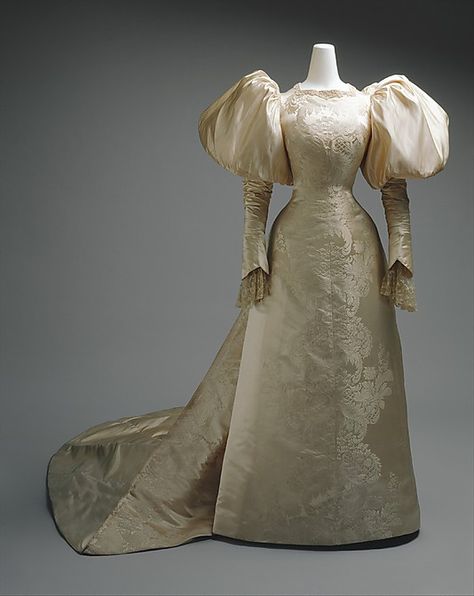 House of Worth Wedding Dress, circa 1896 - those puffed sleeves! Charles Frederick Worth, House Of Worth, Vintage Wedding Gowns, 1890s Fashion, 파티 드레스, Historic Fashion, Evolution Of Fashion, Victorian Wedding, Vintage Wedding Dresses