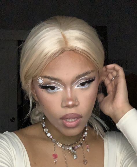 I Am Cold Makeup Aesthetic, White Winter Makeup Looks, White Theme Makeup, Winter Themed Makeup Looks, Christmas Eyeshadow Simple, Winter Makeup Looks For Black Women, Winter Rave Makeup, Winter Ball Makeup Ideas, White Christmas Makeup Ideas