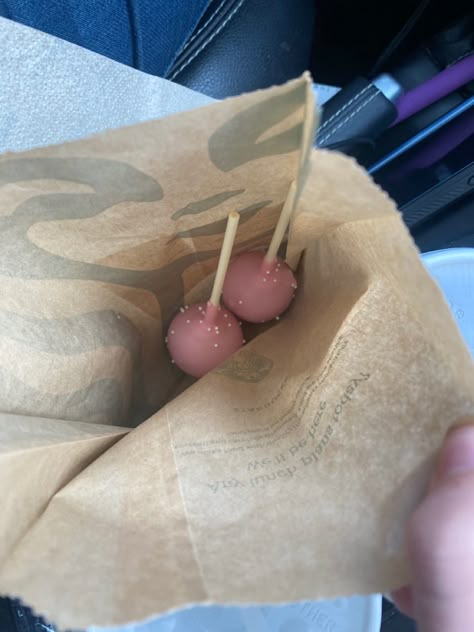 Starbucks Baked Goods, Birthday Cake Pop, Cake Pop Starbucks, Starbucks Birthday Cake Pops, Starbucks Snacks, Cake Pop Aesthetic, Cake Pops Starbucks, Starbucks Cookies, Starbucks Cake Pops